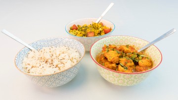 Kip curry, aardappel-bloemkoolcurry met komijnrijst